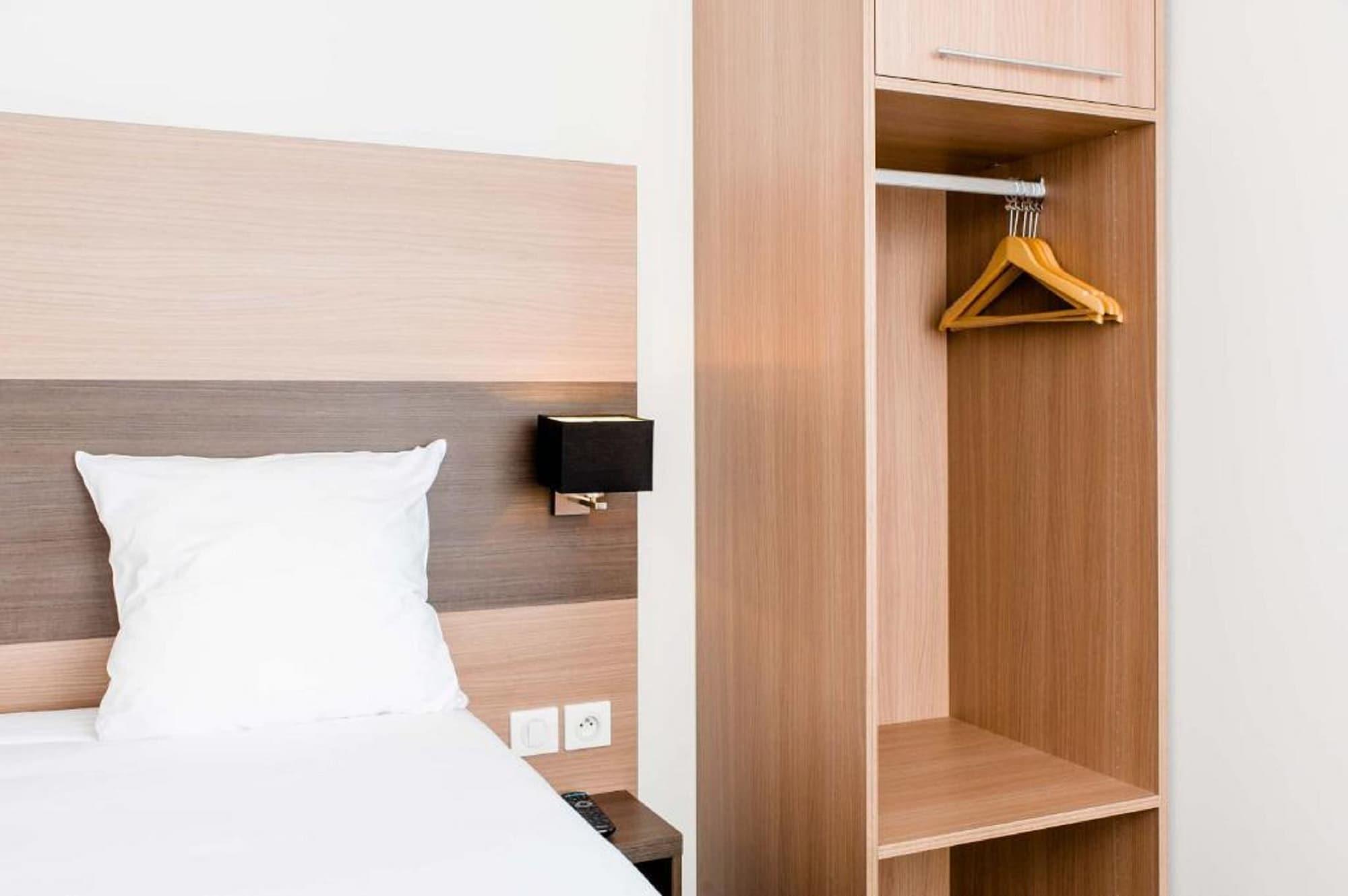 Dios Hotel Bruguieres Екстериор снимка