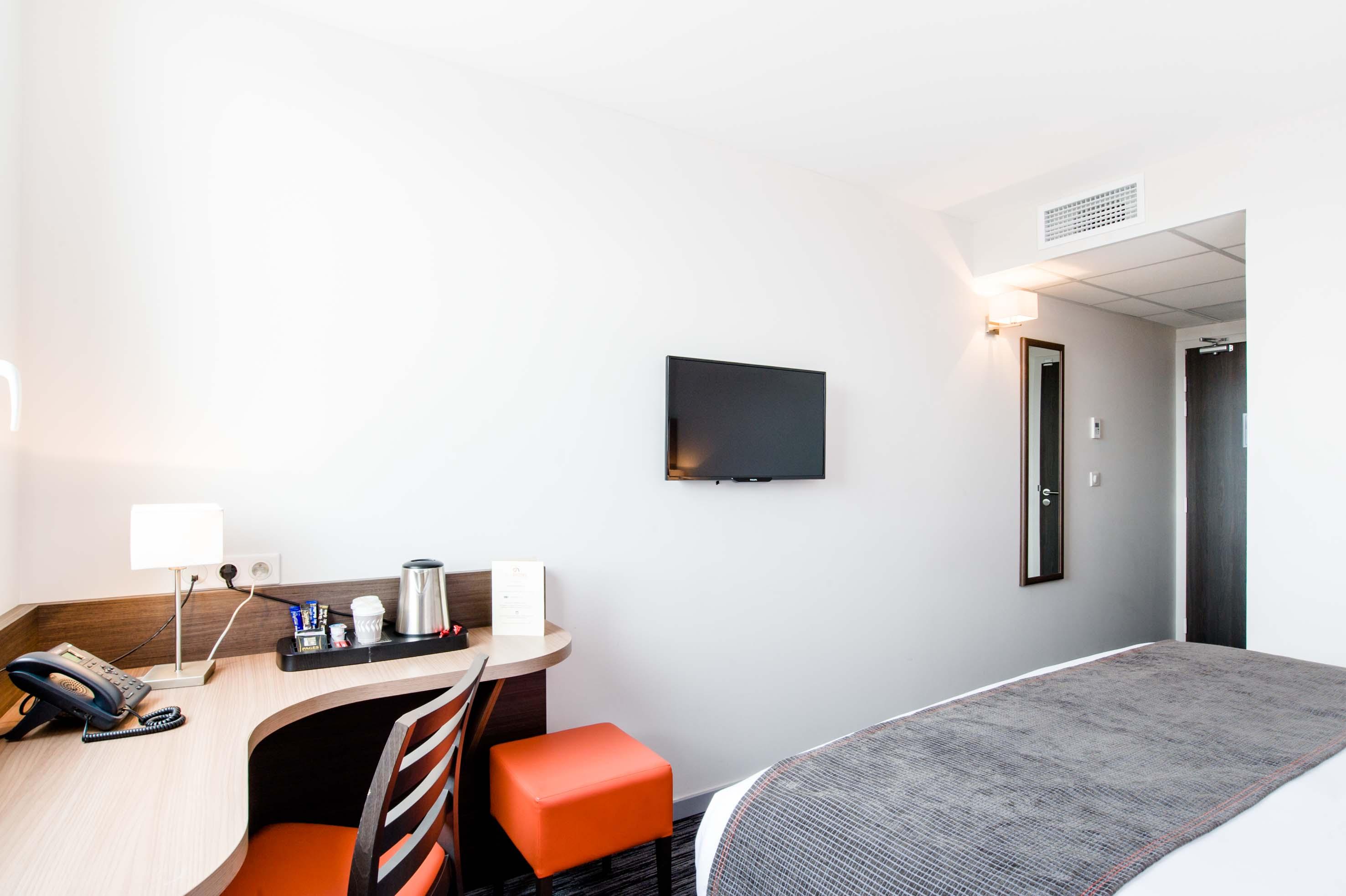 Dios Hotel Bruguieres Екстериор снимка