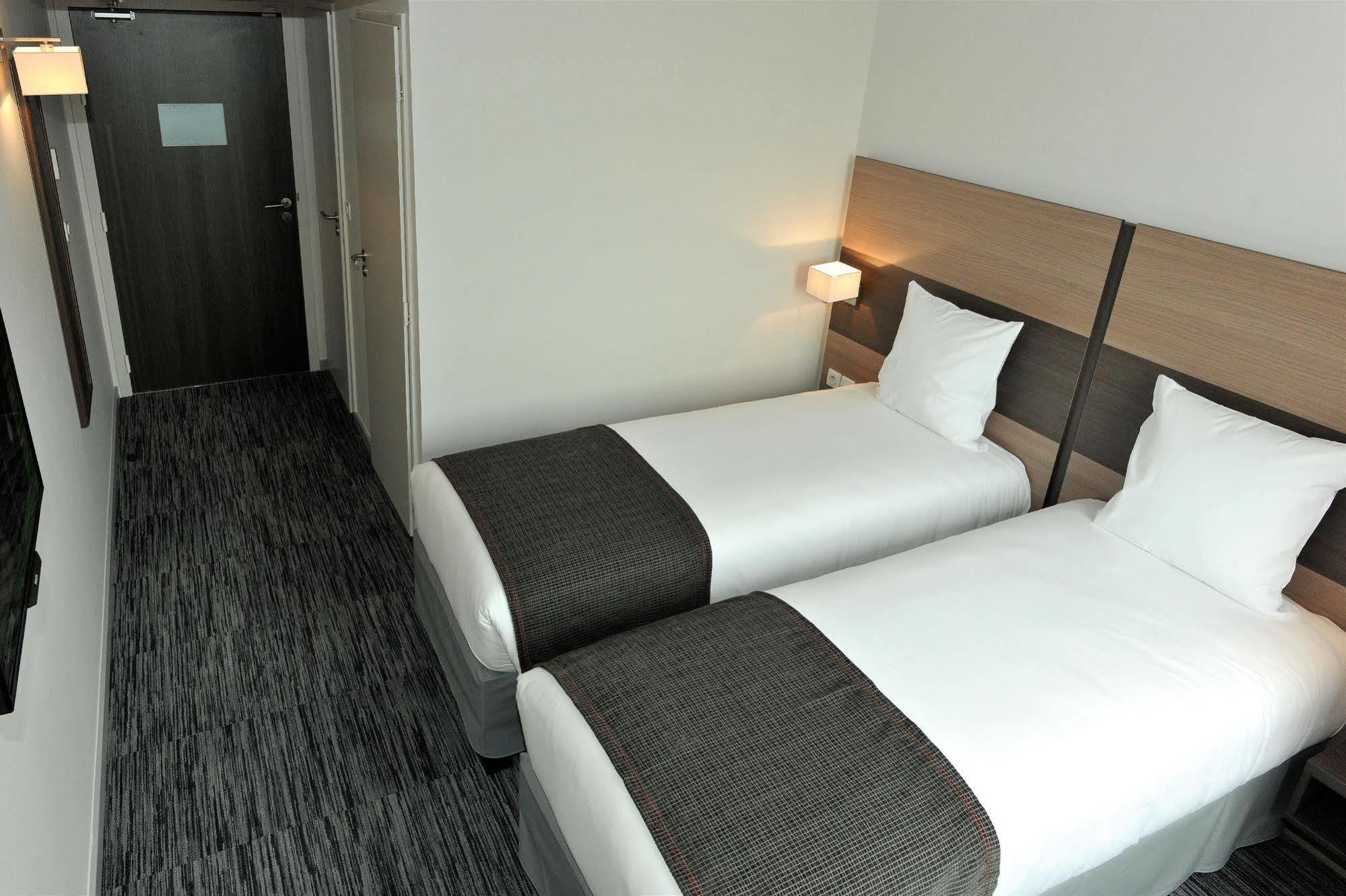 Dios Hotel Bruguieres Екстериор снимка